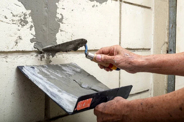 Umiejętne staruszek tynkowania cement cementowy na starej cegły — Zdjęcie stockowe