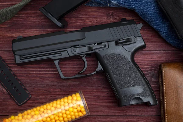 Bb gun, altes Luftpistolenspielzeug und Magazin mit bb gun bullets. — Stockfoto