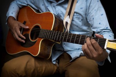Erkek Gitar Müzisyen Onun Akustik Gitar izole Siyah çalarak 