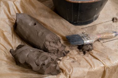 Clay, Seramik Fabrikasında Heykel Yapmaya Hazırlandı