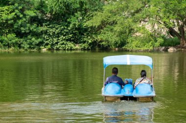 Doğanın gölünde su bisikleti oynayan sevimli yaşlı aşık çift.