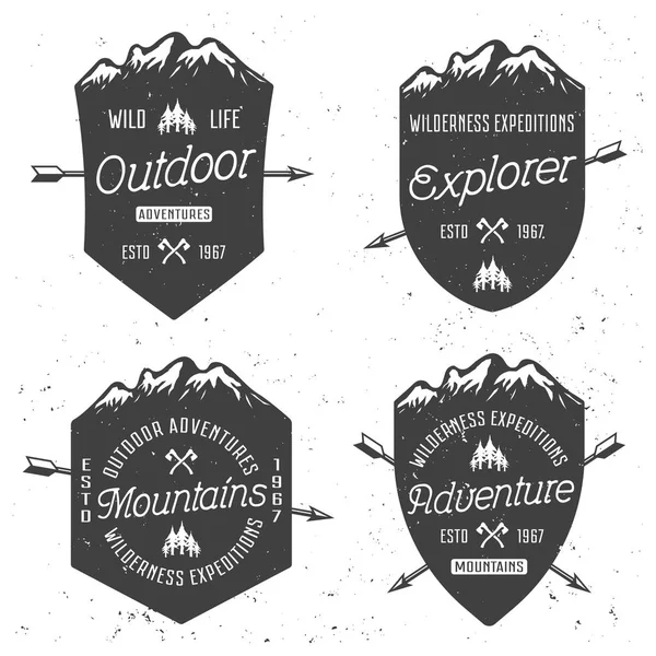 Escudos con las montañas vector vintage insignias — Vector de stock