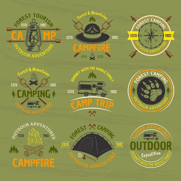 Camping, outdoor Abenteuer Vektor farbige Embleme — Stockvektor