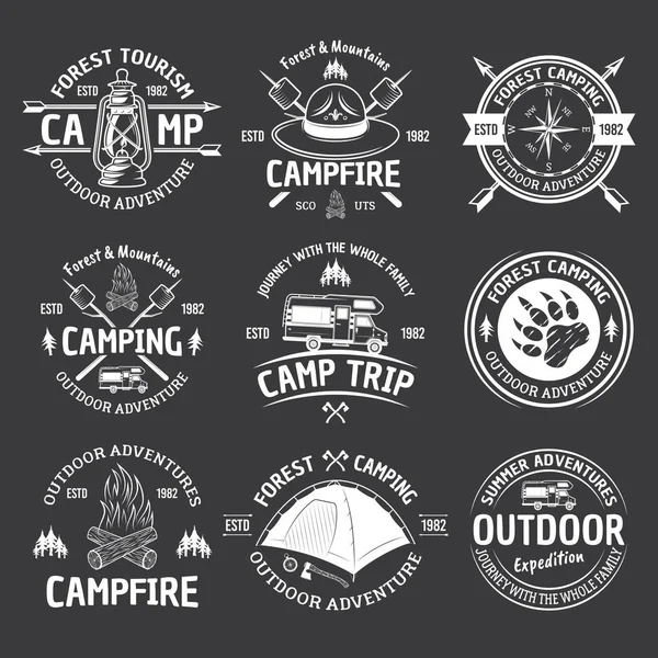 Camping vecteur vintage blanc emblèmes sur sombre — Image vectorielle