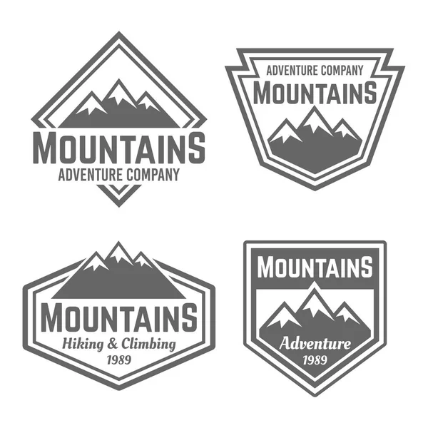 Montañas conjunto de vectores cuatro insignias vintage — Vector de stock