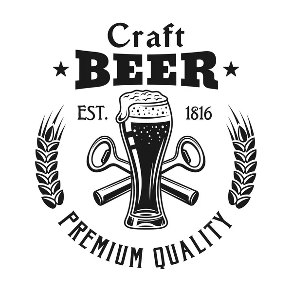 Emblema de la cervecería con vaso de cerveza aislado en blanco — Archivo Imágenes Vectoriales