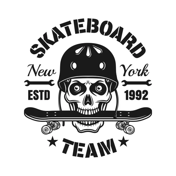 Skallen i hjälm med skateboard i tänder emblem — Stock vektor