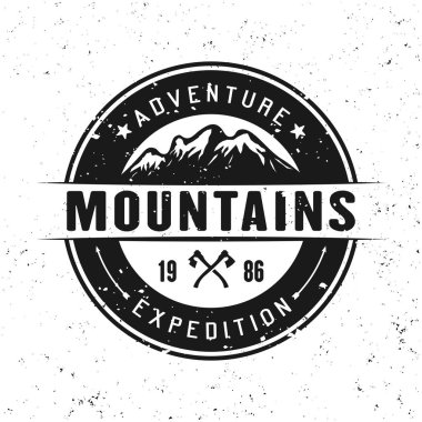 Dağlar üzerinde beyaz izole yuvarlak rozet vektör