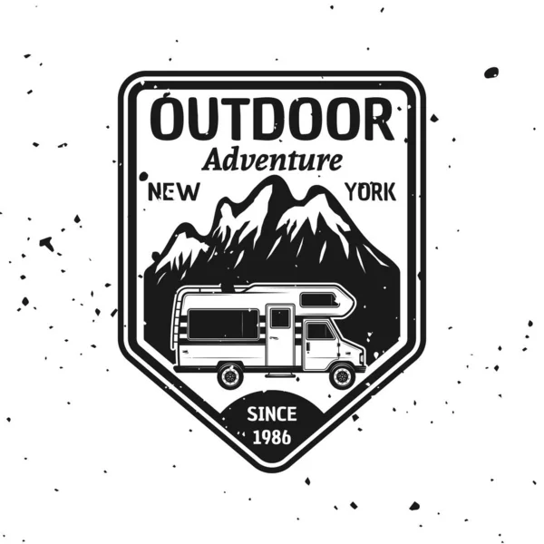 Emblema de vector de camping al aire libre con autocaravana — Vector de stock