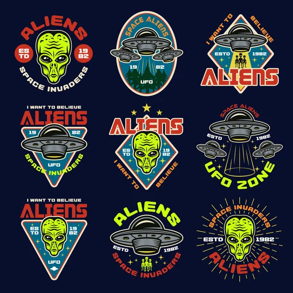 Yabancılar ve dokuz vektör renkli amblemler UFO seti