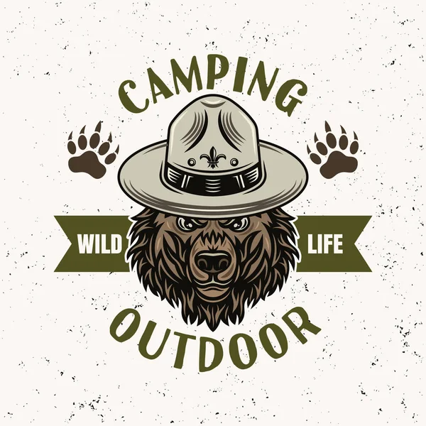 Oso en sombrero scout vector emblema de camping o logotipo — Vector de stock