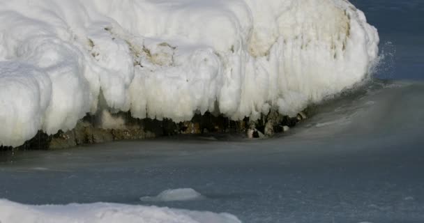 撮影の北極氷の クローズ アップ 流氷について波が割れる 過酷な海 — ストック動画