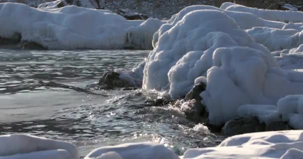 撮影の北極氷の クローズ アップ 流氷について波が割れる 過酷な海 — ストック動画
