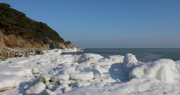 Γυρίσματα Του Ωκεανού Βράχο Απότομες Βραχώδεις Ακτές Άπω Ανατολής Θαλάσσιας — Αρχείο Βίντεο