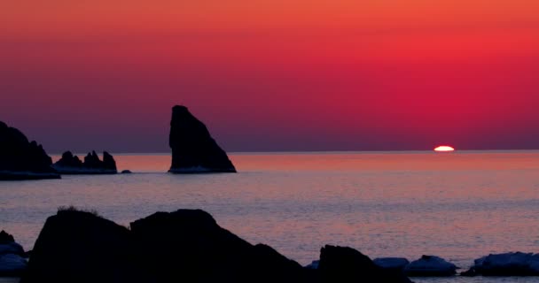 在远东海洋保护区的黎明拍摄 日出通过沿海悬崖 — 图库视频影像