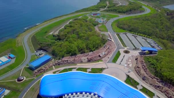 整体遥远的直升机全景 现代新滨海区符拉迪沃斯托克水族馆为 Apec Russky 海岛在海参崴 最好的俄罗斯空中无人机 美丽的公园商店和咖啡馆海洋展示海豚 — 图库视频影像