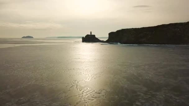 岬バサルギン ゴールデンホーン湾 ウラジオストクのシンボルの灯台 ルースキー島 風景パノラマ 日本海 — ストック動画
