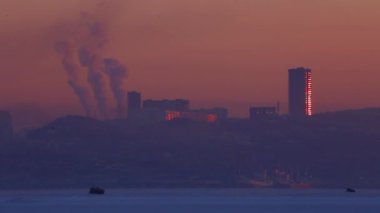 Tokarevskiy deniz feneri - Uzak Doğu'da en eski fenerler birini havadan görünümü hala önemli bir gezinti yapısı ve popüler turistik kentin Vladivostok, Rusya.