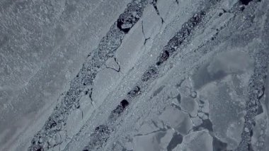 Arktik buz kütleleri üzerinde uçan.