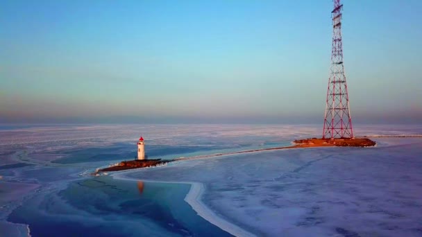 Tokarevskiy 極東地域で最古の灯台のひとつの空中の冬景色はまだ重要なナビゲーション構造とロシア ウラジオストク市の人気観光スポット — ストック動画