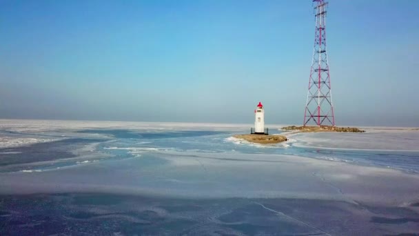 Tokarevskiy 極東地域で最古の灯台のひとつの空中の冬景色はまだ重要なナビゲーション構造とロシア ウラジオストク市の人気観光スポット — ストック動画