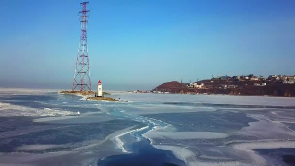 Tokarevskiy 灯塔的空中冬天看法 一个最旧的灯塔在远东 仍然一个重要航海结构和热门吸引力海参崴城市 — 图库视频影像