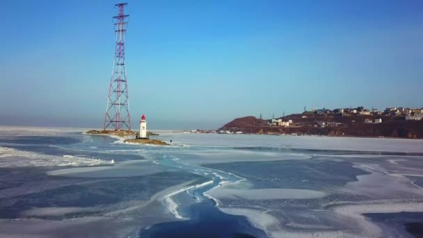 Tokarevskiy 極東地域で最古の灯台のひとつの空中の冬景色はまだ重要なナビゲーション構造とロシア ウラジオストク市の人気観光スポット — ストック動画