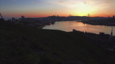 Panorama görünüm Golden Köprüsü (2012 yılında Zolotoy Rog Limanı arasında inşa askılı köprü), görünümünün o ileri sürüş araba üzerinde geriye doğru uçan Vladivostok merkezinin. Rusya