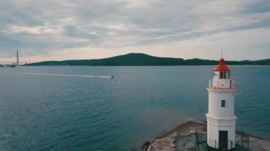 Tokarevskiy fener - Uzak Doğu'da en eski fenerler görünümünü hava yaz hala önemli bir gezinti yapısı ve popüler turistik kentin Vladivostok, Rusya.