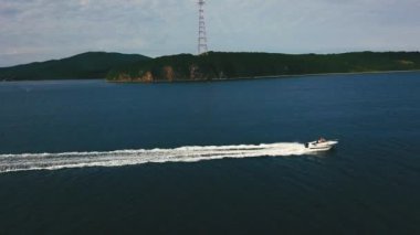Egersheld Yarımadası elit ve yat kulübü, Vladivostok, Rusya Federasyonu ile havadan görünümü. Peter büyük Körfez (Japon) yelkenli yat. Akşam, günbatımı