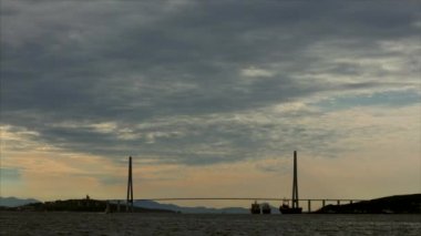 Güneş doğuyor. Zaman atlamalı, çöpünü Bridge'de Vladivostok sabahları. Dünyanın en uzun askılı köprü, 1104 m uzun merkezi yayılma ile köprüdür çöpünü Adası'na.