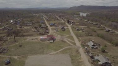 İnanılmaz hava görünümünü Krasny Yar Köyü, Rusya. Krasny Yar Primorsky Udege - küçük Kızılderilileri kuzey başkenti olduğunu. Köyün nehirde durgunluk Bikin, büyük Amur kolu. Köyde Bikin çalışır 