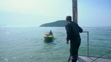 Primorsky Krai, Petrov Adası 2018 - müfettişler Lazovsky rezerv bir deniz gezisi Petrov Adası - tek bir ada yew grove ile dünyanın kuralları. Adada ekolojik bir yol 