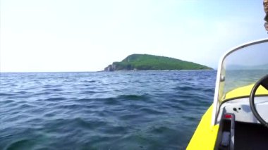 Lazovsky rezerv Müfettiş Pişiriciler arayışı içinde saklıdır Petrov adanın etrafında bir baskın yapar. Bir kayıkçı bir motor bir ıssız ada geçmiş motorlu bir tekne üzerinde iyi havalarda devam ediyor