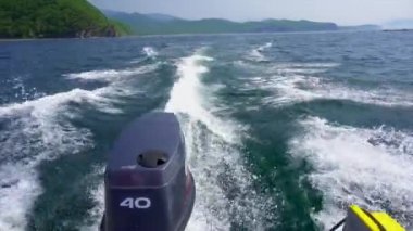 Deniz bir tekne motoru su ateş. Tam hızda tekne mi