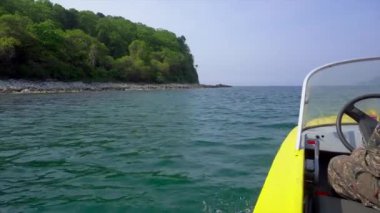 Lazovsky rezerv Müfettiş Pişiriciler arayışı içinde saklıdır Petrov adanın etrafında bir baskın yapar. Bir kayıkçı bir motor bir ıssız ada geçmiş motorlu bir tekne üzerinde iyi havalarda devam ediyor