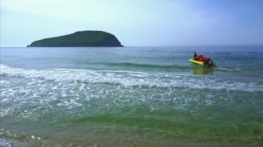 Motorlu bir tekne yelken mavi deniz kenarında ve tatilciler rulo veya onları Petrova Adası sunar