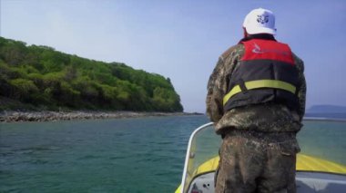 Lazovsky rezerv Müfettiş Pişiriciler arayışı içinde saklıdır Petrov adanın etrafında bir baskın yapar. Bir kayıkçı bir motor bir ıssız ada geçmiş motorlu bir tekne üzerinde iyi havalarda devam ediyor