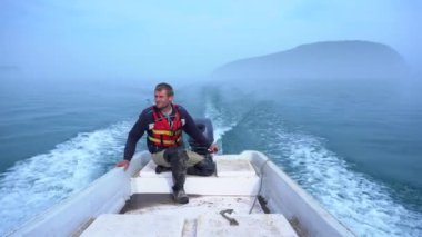 Lazovsky rezerv Müfettiş Pişiriciler arayışı içinde saklıdır Petrov adanın etrafında bir baskın yapar. Bir kayıkçı bir motor bir ıssız ada geçmiş motorlu bir tekne üzerinde iyi havalarda devam ediyor