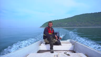 Lazovsky rezerv Müfettiş Pişiriciler arayışı içinde saklıdır Petrov adanın etrafında bir baskın yapar. Bir kayıkçı bir motor bir ıssız ada geçmiş motorlu bir tekne üzerinde iyi havalarda devam ediyor