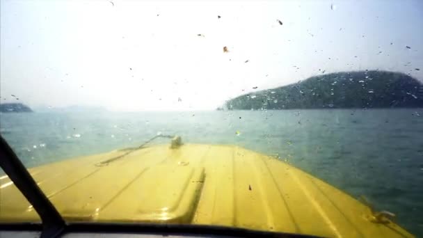 Lazovsky リザーブのインスペクターは 密猟者を求めて予約ペトロフ島周辺 Raid をなります 船頭は 過去の無人島モーター ボートで天気の良いモーター — ストック動画