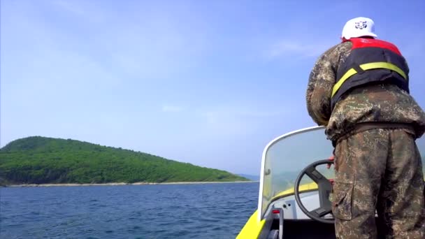 Lazovsky 保护区的检查员在保留的 彼得岛 附近进行突袭 寻找偷猎者 在一个无人居住的小岛上 一个船夫在一个很好的天气里骑着马达 — 图库视频影像