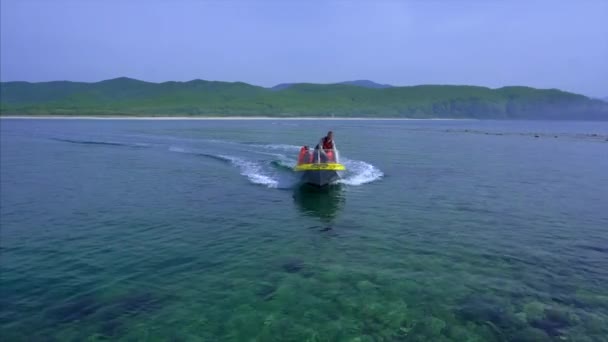 Ein Motorboot Fährt Das Blaue Meer Entlang Und Rollt Urlauber — Stockvideo