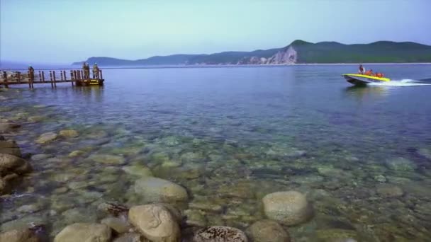 Barco Motor Navega Longo Mar Azul Rola Turistas Entrega Los — Vídeo de Stock