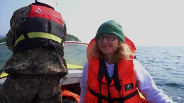 Ein Motorboot Fährt Das Blaue Meer Entlang Und Rollt Urlauber — Stockvideo