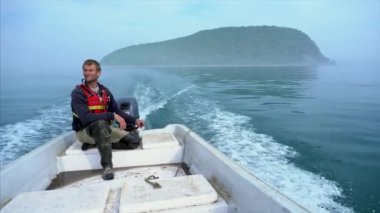 Lazovsky rezerv Müfettiş Pişiriciler arayışı içinde saklıdır Petrov adanın etrafında bir baskın yapar. Bir kayıkçı bir motor bir ıssız ada geçmiş motorlu bir tekne üzerinde iyi havalarda devam ediyor