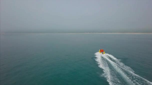 Ein Motorboot Fährt Das Blaue Meer Entlang Und Rollt Urlauber — Stockvideo