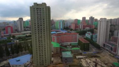 Ağustos, 2018 - Pyongyang, Kuzey Kore - Pyongyang Merkez konut sokak otelin yirmi dördüncü katı yükseklikten çekim panoramik