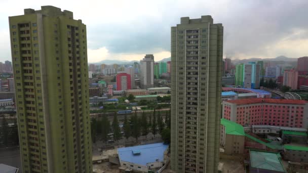 2018年8月 从酒店第二十四楼高度全景拍摄平壤中央住宅街 — 图库视频影像
