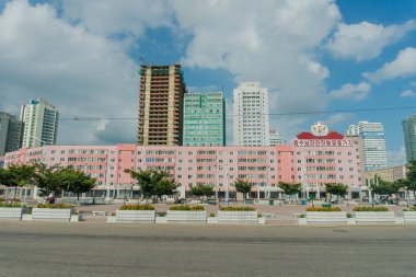 ' Kuzey Kore - Pyongyang şehir sermaye Merkez sokaklarda Ilyul 2018 - Pyongyang, Kuzey Kore - görünüm hareket eden bir arabanın penceresinden. Kuzey Kore en kapalı ülkelerden biridir